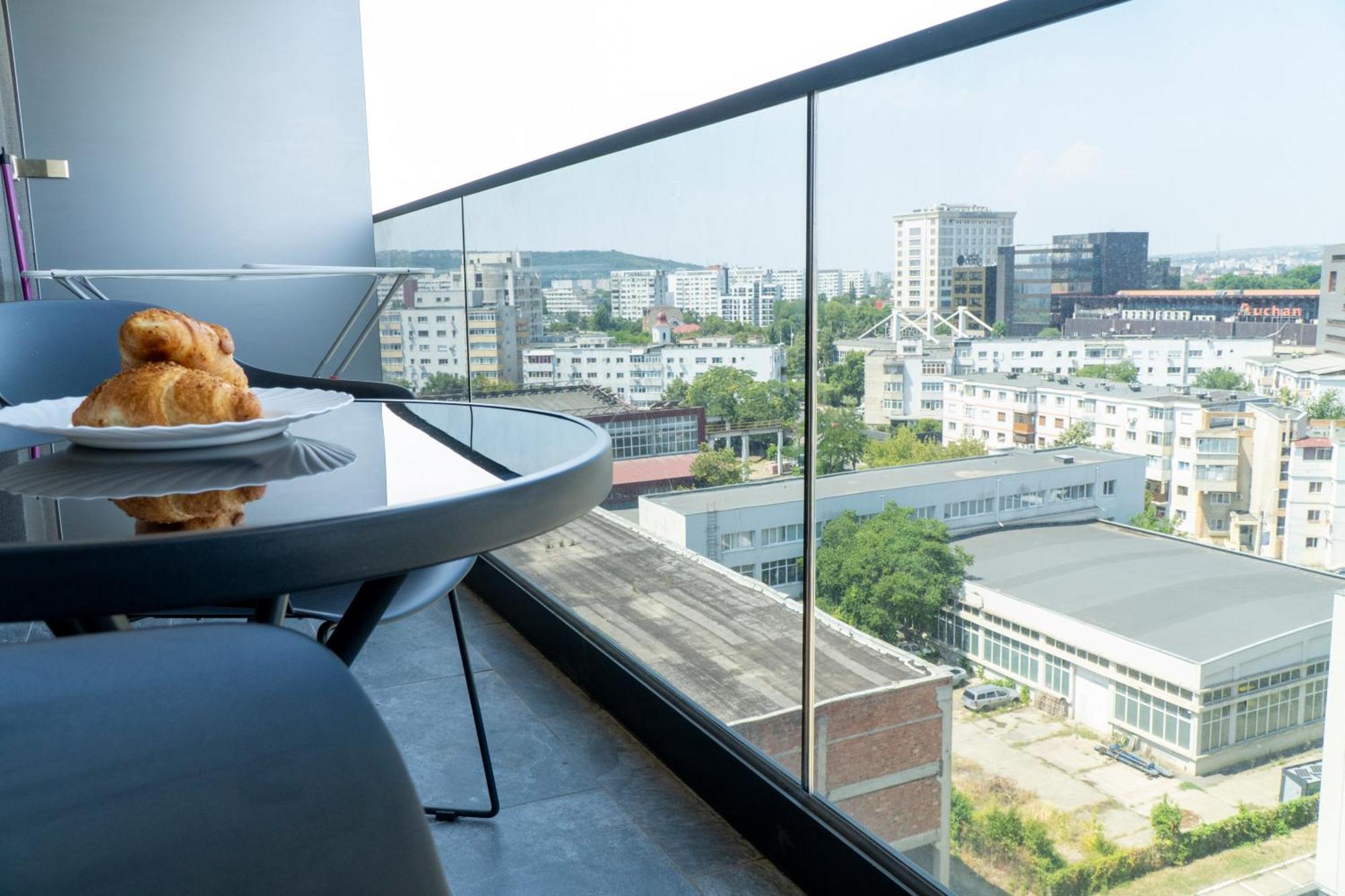 Center Apartment Palas Mall View ยาช ภายนอก รูปภาพ